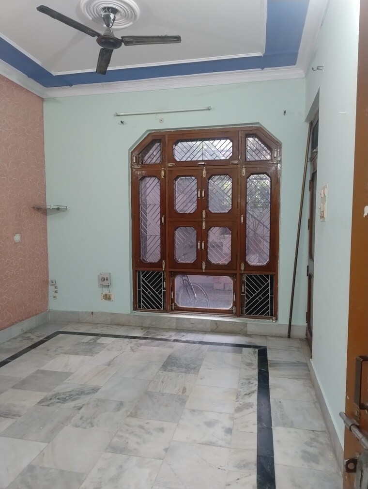 undefined, gomti nagar Commercial Shop 1290 Sq.Ft. In Gomti Nagar Lucknow 9673951