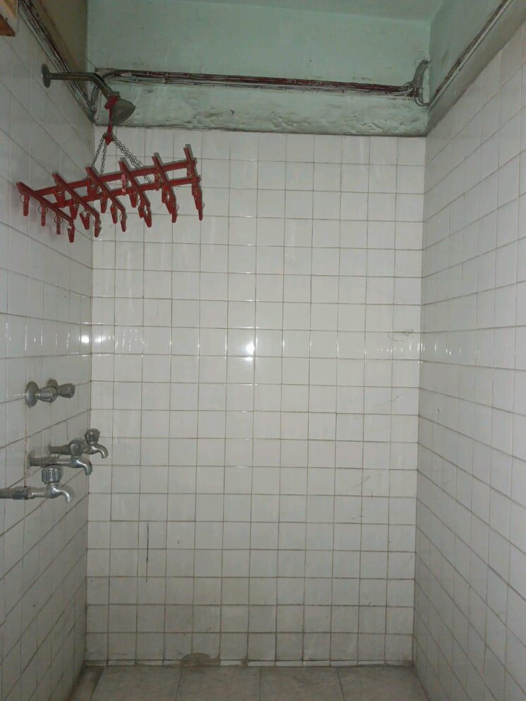 Bathroom, vasant kunj enclave 2 Bedroom 135 Sq.Yd. Builder Floor In Vasant Kunj Enclave Delhi 9673944