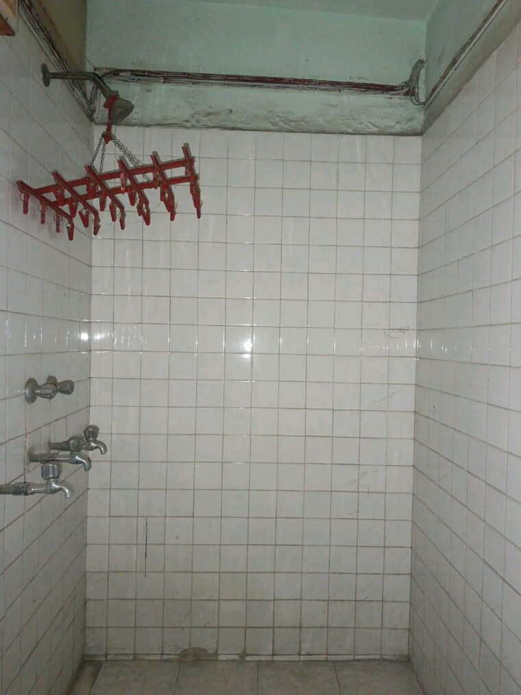 Bathroom, vasant kunj enclave 2 Bedroom 135 Sq.Yd. Builder Floor In Vasant Kunj Enclave Delhi 9673944