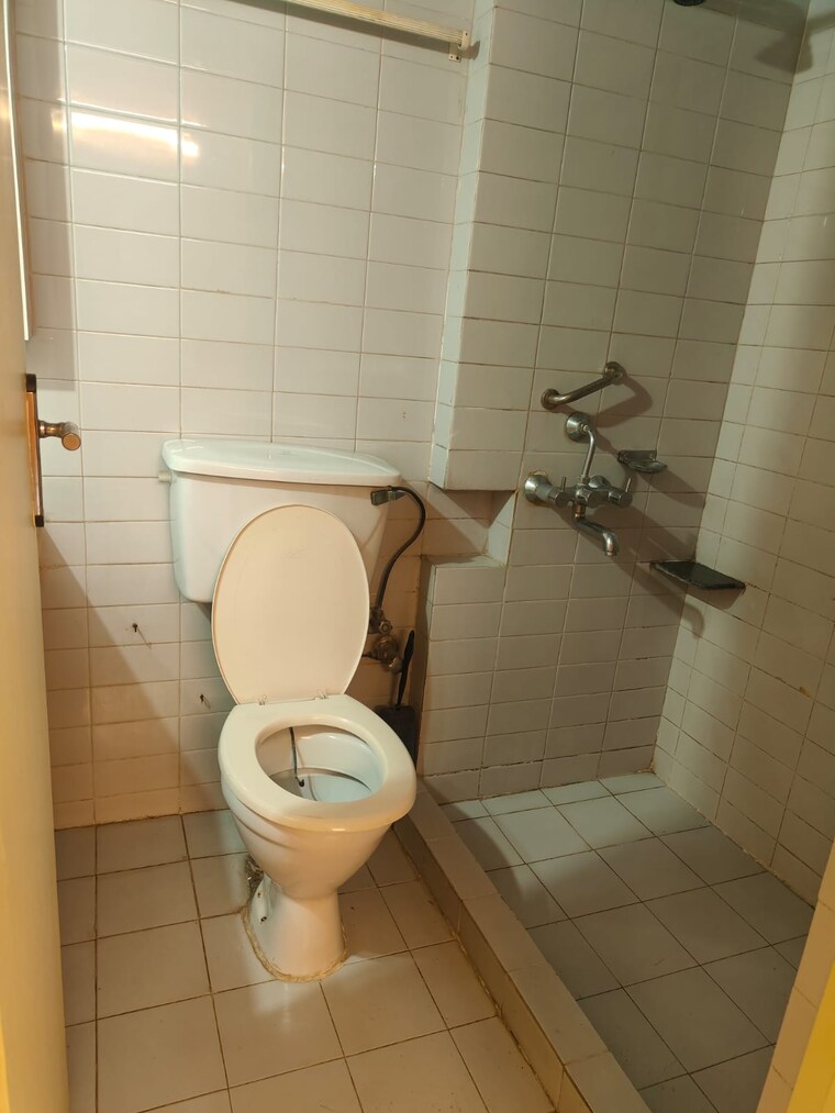 Bathroom, kalpataru-habitat 2 Bedroom 1300 Sq.Ft. Apartment In Koregaon Park Pune 9673978