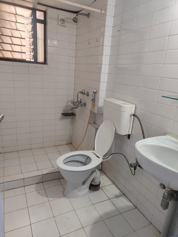 Bathroom, kalpataru-habitat 2 Bedroom 1300 Sq.Ft. Apartment In Koregaon Park Pune 9673978