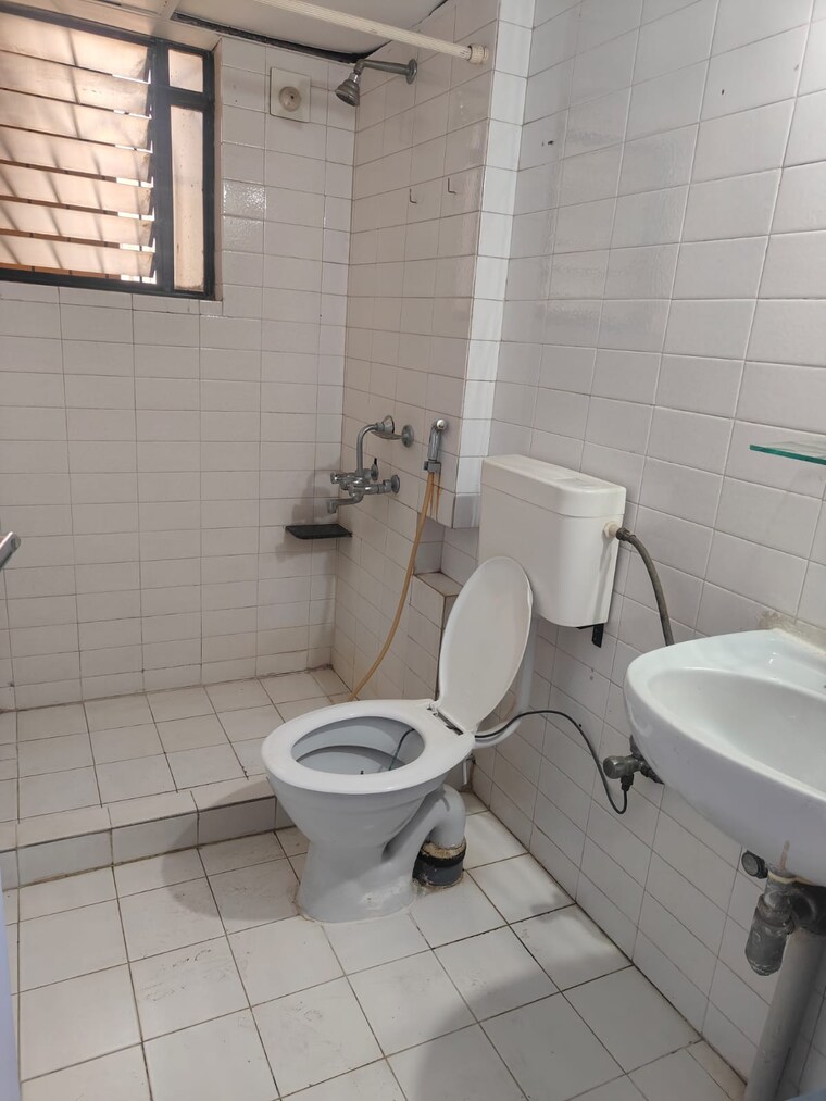 Bathroom, kalpataru-habitat 2 Bedroom 1300 Sq.Ft. Apartment In Koregaon Park Pune 9673978