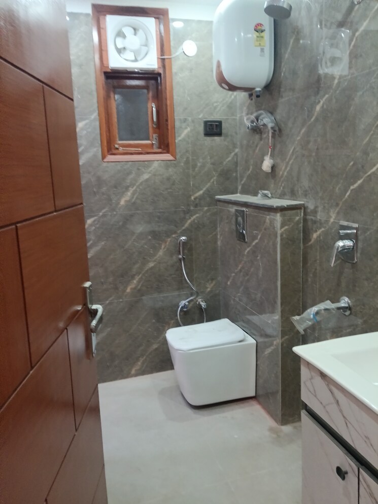 Bathroom, sultanpur 2 Bedroom 700 Sq.Ft. Builder Floor In Sultanpur Delhi 9673975