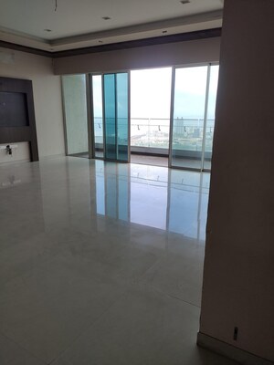 Room in 4 BHK Apartment at K Raheja Vivarea, Mahalaxmi – for Rent