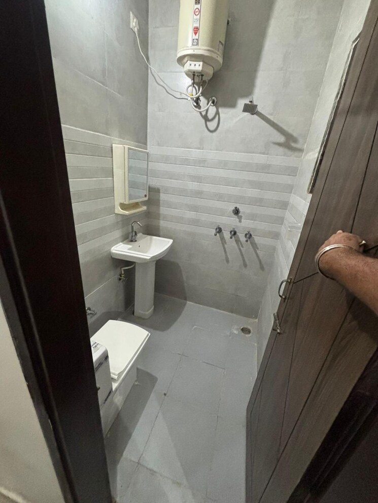 Bathroom, kharar mohali road 2 Bedroom 1040 Sq.Ft. Apartment In Kharar Mohali Road Kharar 9674051