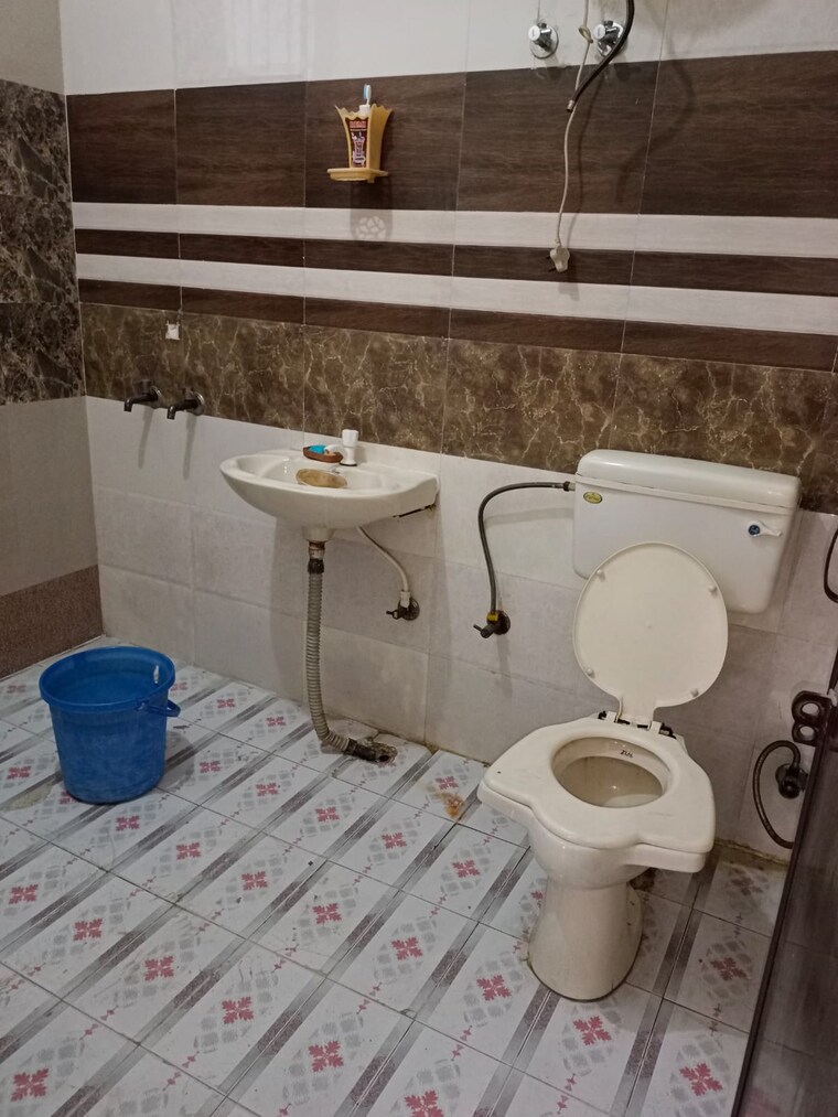 Bathroom, sector 48 Pg For Boys In Sector 48 9674091