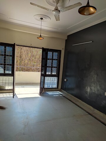 Room in 3 BHK Builder Floor at Uppal Southend, Sector 49 – for Rent