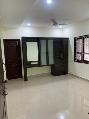 Room in 2.5 BHK Apartment at Kondapur – for Rent