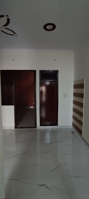 Room in 4 BHK Independent House at Lal Kuan – for Sale