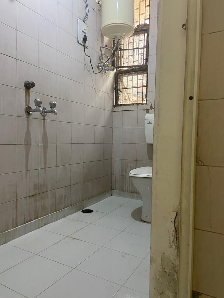Bathroom, uma-cooperative-society 1.5 Bedroom 680 Sq.Ft. Apartment In Mayur Vihar 1 Delhi 9674169