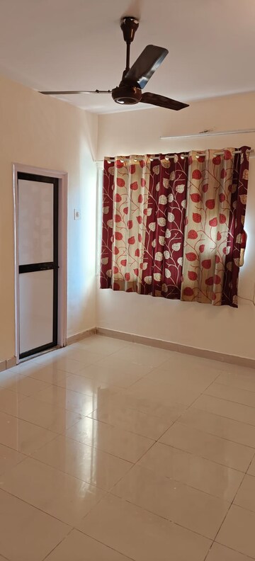 Room in 3 BHK Apartment at Kamala Ashish Tower, Kandivali West – for Rent