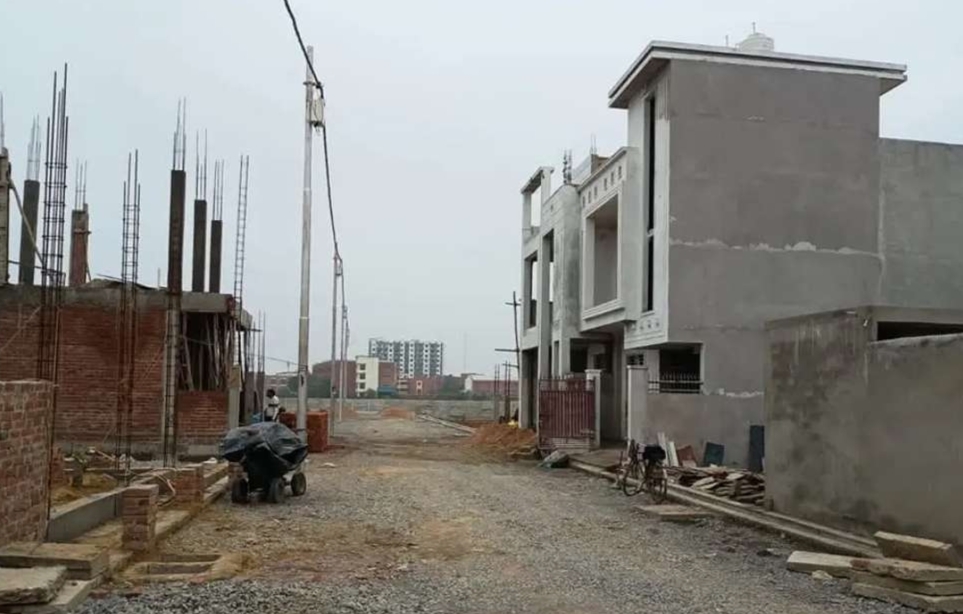 Plot For Sale in Hazaratganj 