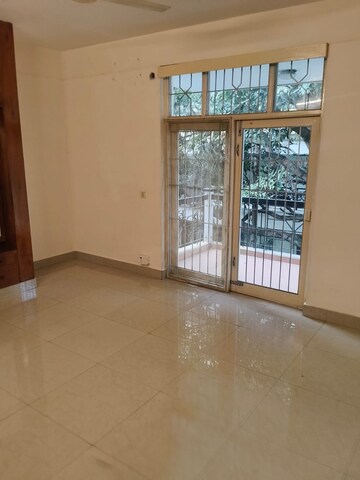 Room in 3 BHK Apartment at SNS Villa, Lavelle Road – for Rent