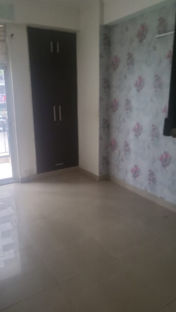 Room in 2 BHK Apartment at Supertech Cape Town, Sector 74 – for Rent