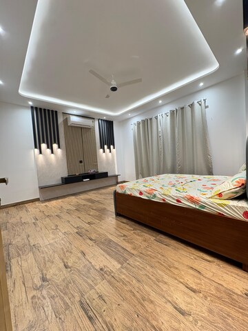 Bedroom in 4 BHK Builder Floor at Sector 43 – for Rent