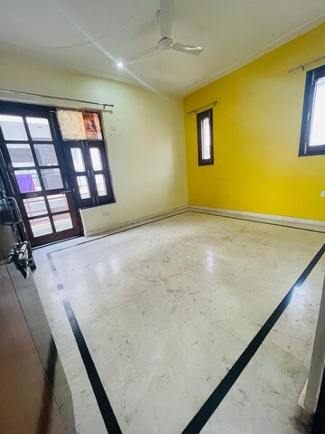 Room in 3 BHK Builder Floor at Sector 23 – for Rent