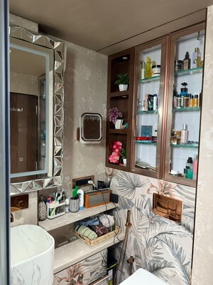 Team Area in 4 BHK Apartment at Oberoi Springs, Andheri West – for Rent