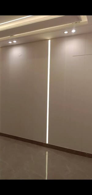 Room in 3 BHK Builder Floor at Mahavir Enclave – for Sale