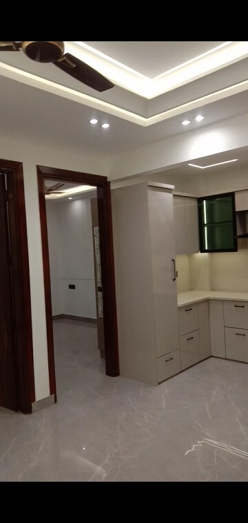 Building Lobby in 3 BHK Builder Floor at Mahavir Enclave – for Sale