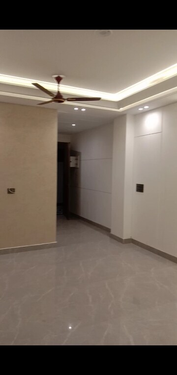 Room in 3 BHK Builder Floor at Mahavir Enclave – for Sale