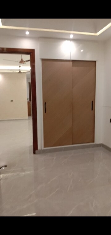 Room in 3 BHK Builder Floor at Mahavir Enclave – for Sale