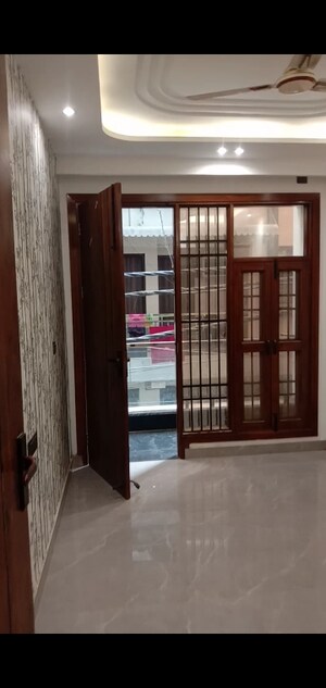Room in 3 BHK Builder Floor at Mahavir Enclave – for Sale