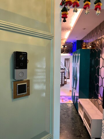 Furnished Amenities in 4 BHK Apartment at Transcon Flora Heights, Andheri West – for Rent