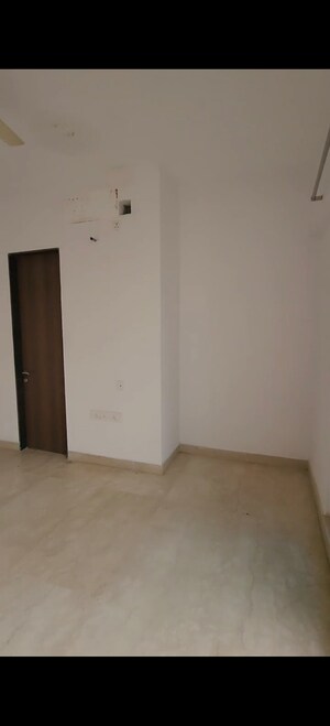 Room in 2.5 BHK Apartment at Sheth Avalon, Laxmi Nagar – for Sale