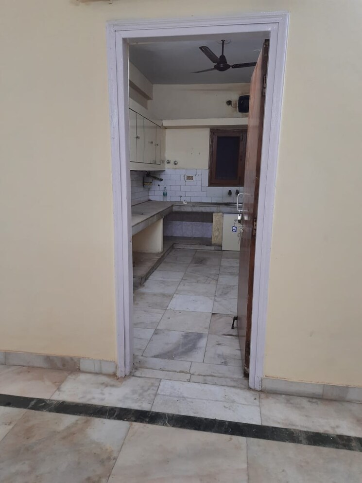 Bathroom, shatabdi-vihar 3.5 Bedroom 2200 Sq.Ft. Apartment In Sector 52 Noida 9674561