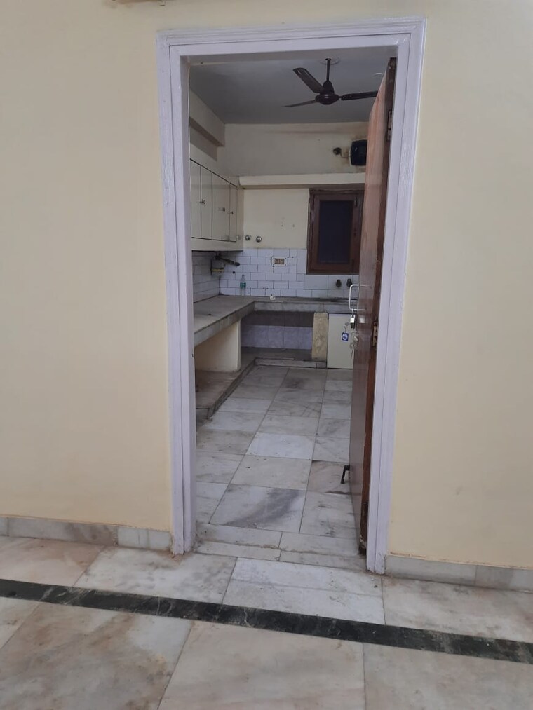 Bathroom, shatabdi-vihar 3.5 Bedroom 2200 Sq.Ft. Apartment In Sector 52 Noida 9674561