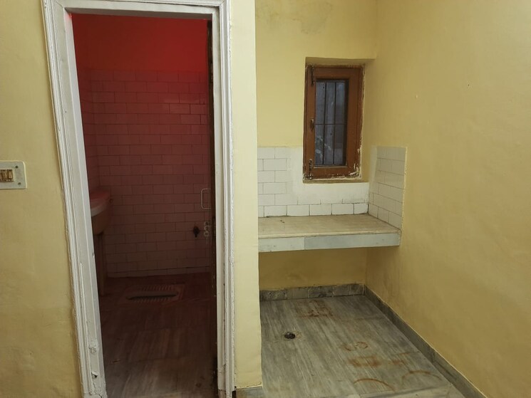 Room, shatabdi-vihar 3.5 Bedroom 2200 Sq.Ft. Apartment In Sector 52 Noida 9674561