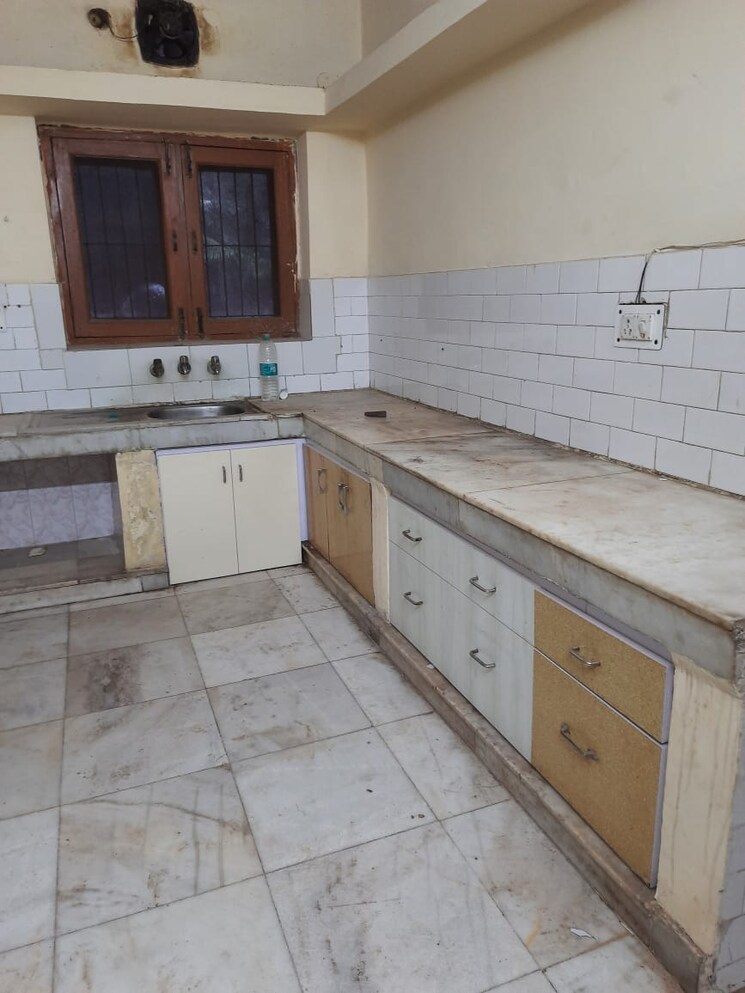 Kitchen, shatabdi-vihar 3.5 Bedroom 2200 Sq.Ft. Apartment In Sector 52 Noida 9674561