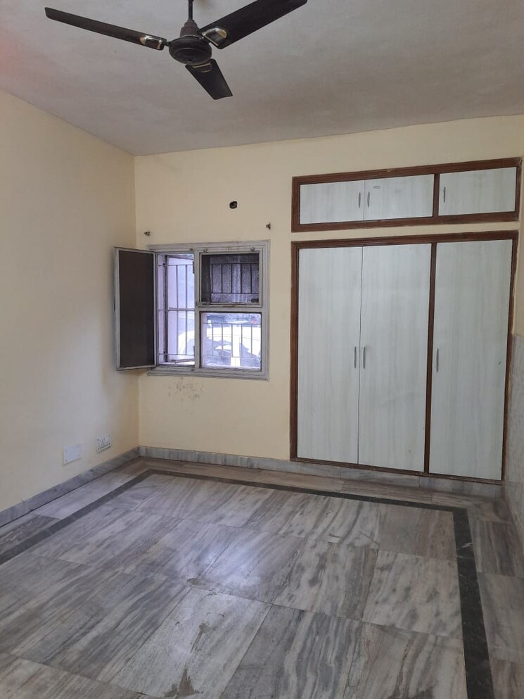 Room, shatabdi-vihar 3.5 Bedroom 2200 Sq.Ft. Apartment In Sector 52 Noida 9674561