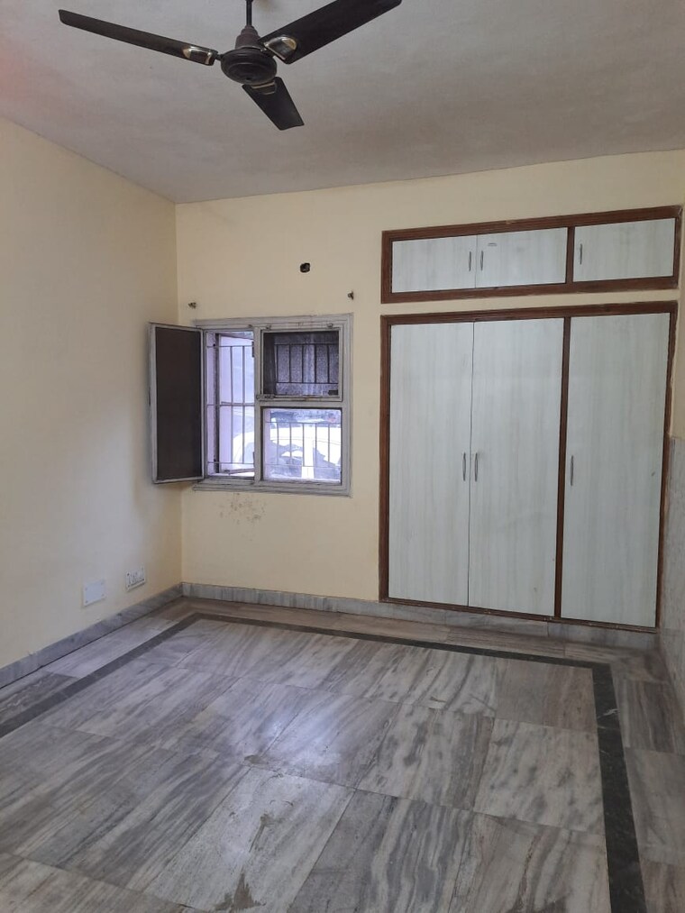 Room, shatabdi-vihar 3.5 Bedroom 2200 Sq.Ft. Apartment In Sector 52 Noida 9674561