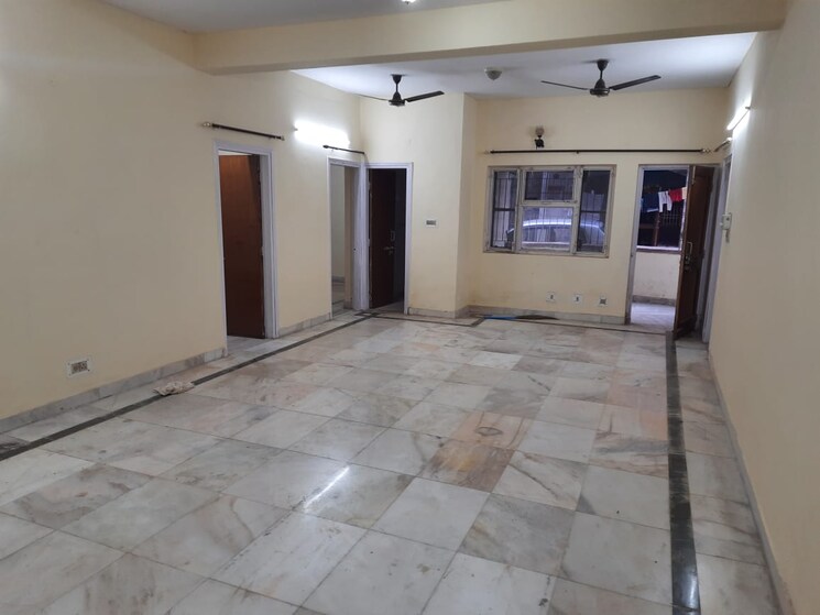 Room, shatabdi-vihar 3.5 Bedroom 2200 Sq.Ft. Apartment In Sector 52 Noida 9674561