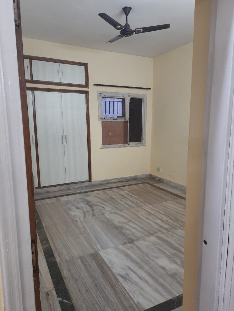 Room, shatabdi-vihar 3.5 Bedroom 2200 Sq.Ft. Apartment In Sector 52 Noida 9674561