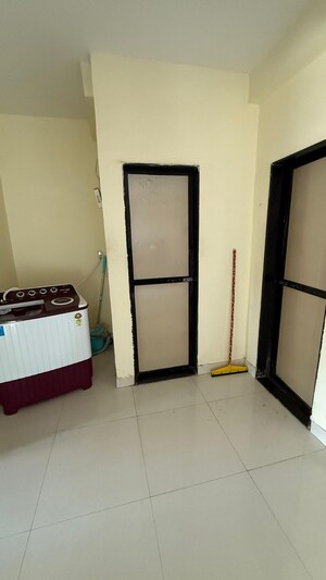 Room in 1 BHK Apartment at Sanghvi Evana, Worli – for Rent