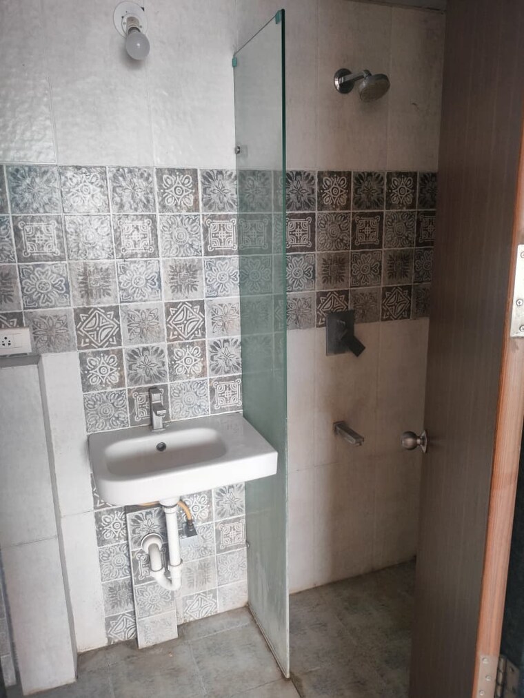 Bathroom, welworth-tinseltown 1 Bedroom 635 Sq.Ft. Builder Floor In Bavdhan Pune 9674588