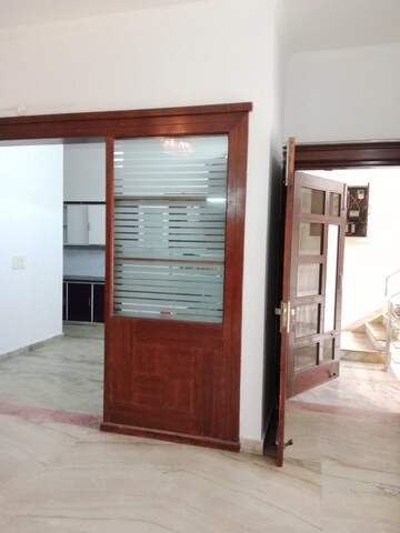 Room in 4 BHK Builder Floor at Ansals Sushant City – for Rent
