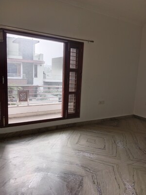 Room in 4 BHK Builder Floor at Ansals Sushant City – for Rent