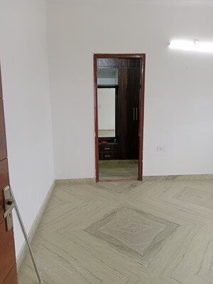 Room in 4 BHK Builder Floor at Ansals Sushant City – for Rent