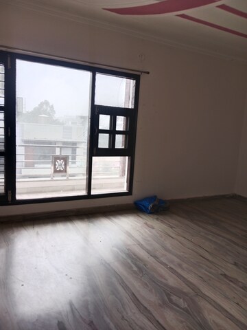 Room in 2 BHK Builder Floor at Ansals Sushant City – for Rent