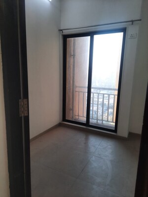 Room in 3.5 BHK Apartment at Harmony Signature Towers, Owale – for Rent