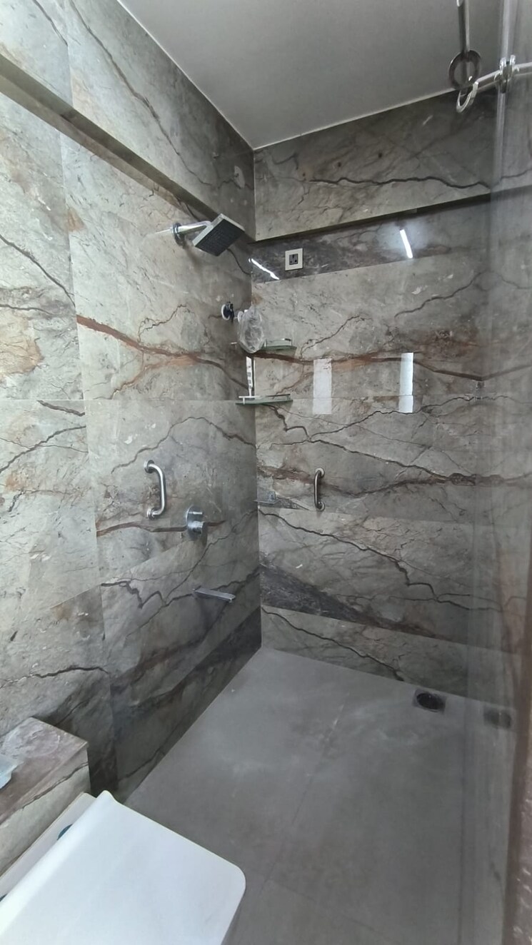 Bathroom, sugee-laxmi-niwas 2 Bedroom 700 Sq.Ft. Apartment In Dadar West Mumbai 9674701