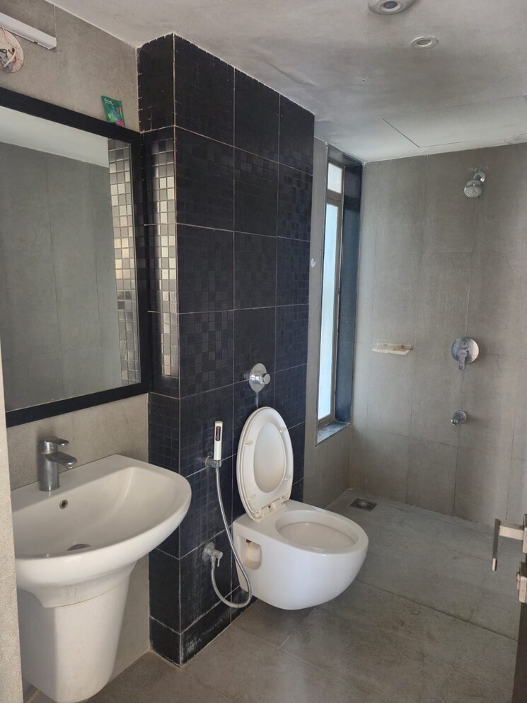 Bathroom, lodha-splendora 2.5 Bedroom 850 Sq.Ft. Apartment In Ghodbunder Road Thane 9674703