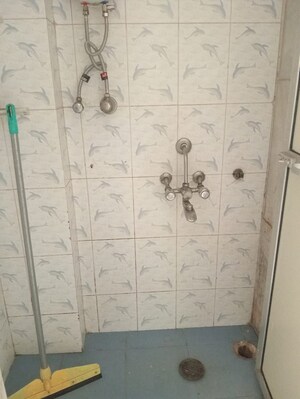 Bathroom in 1.5 BHK Apartment at Jyoti Apartments Andheri, Andheri West – for Rent