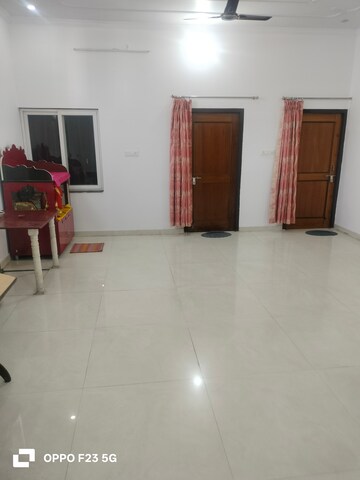 Room in 3 BHK Builder Floor at Gomti Nagar – for Rent