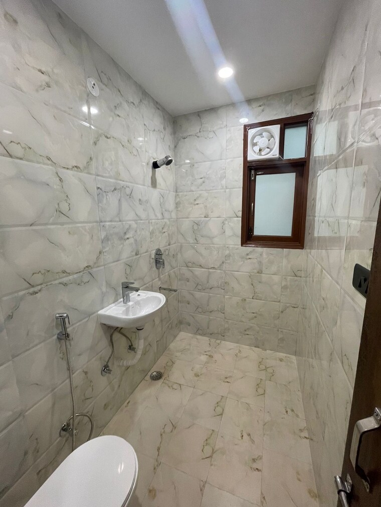Bathroom, govindpuri 3 Bedroom 908 Sq.Ft. Builder Floor In Govindpuri Delhi 9674734