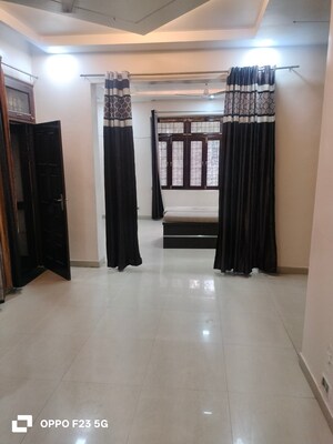 Room in 2 BHK Builder Floor at Gomti Nagar – for Rent