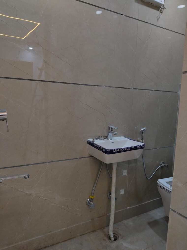 Bathroom, govindpuri 3 Bedroom 908 Sq.Ft. Builder Floor In Govindpuri Delhi 9674744